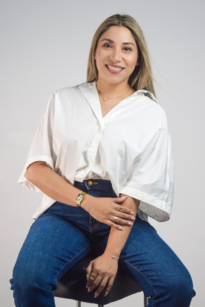 Pastora Lis sentada fondo blanco